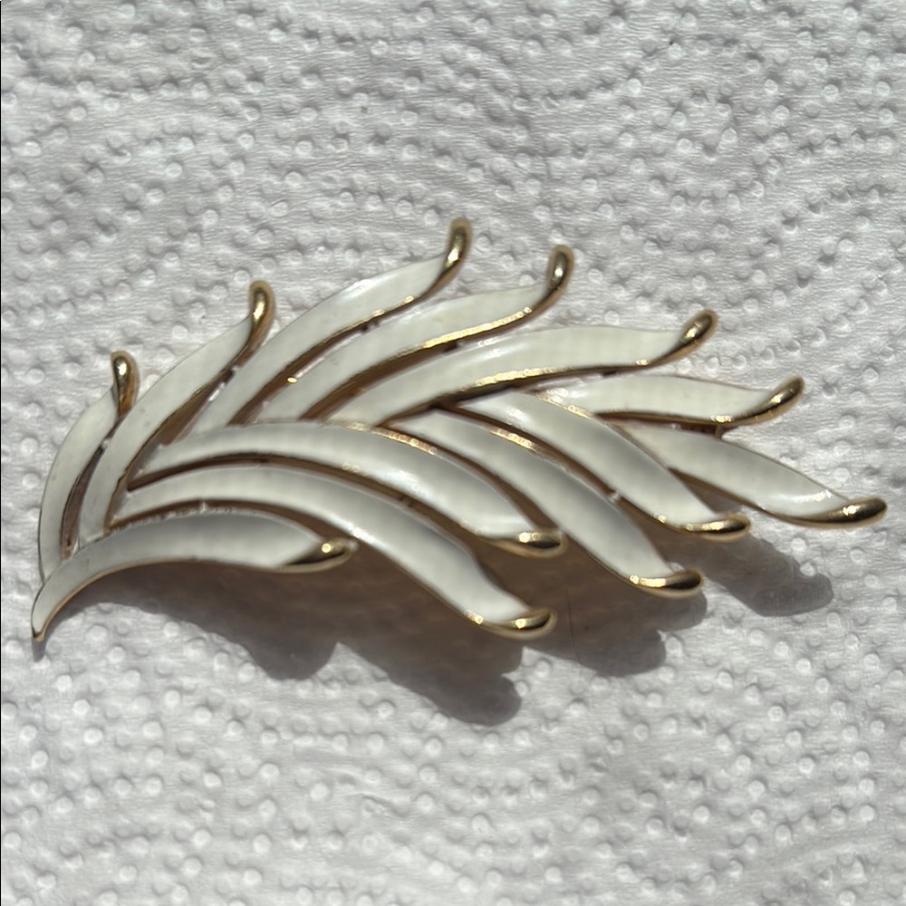 ⚫️Trifari Gold & White Enamel Vintage Brooch/Pin